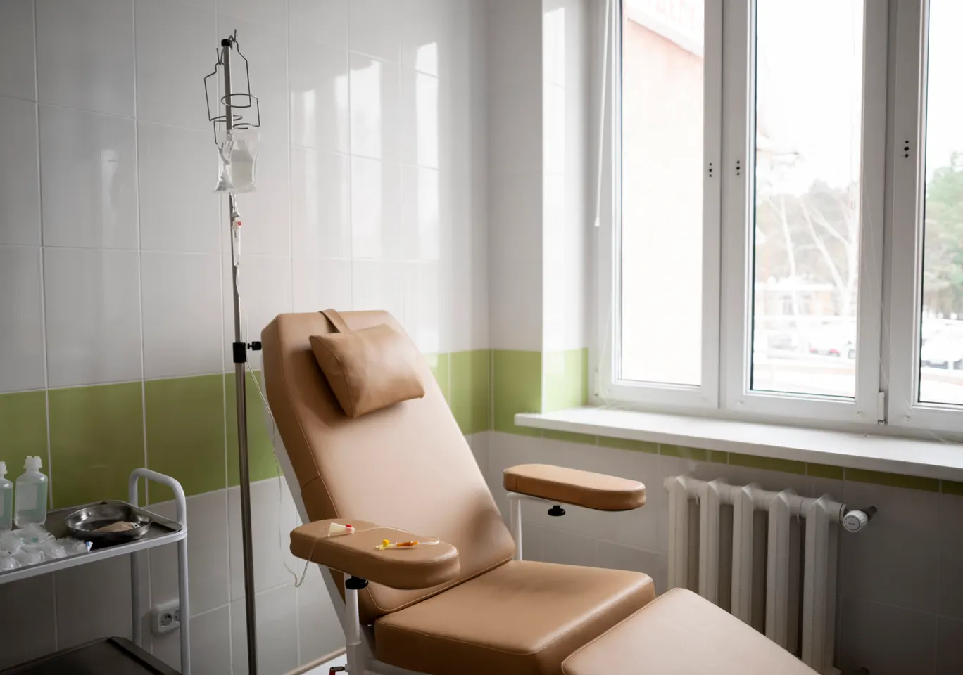 Kroplówki witaminowe Łask: gabinet zabiegowy z fotelem i stojakiem na kroplówkę