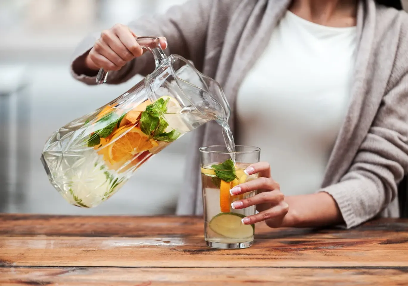 Leczenie alkoholizmu Sieradz: napój bezalkoholowy z owocami nalewany do szklanki
