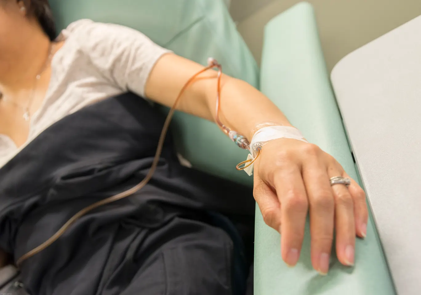 Kroplówki witaminowe Sieradz: ręka z podłączoną linią infuzyjną w trakcie zabiegu